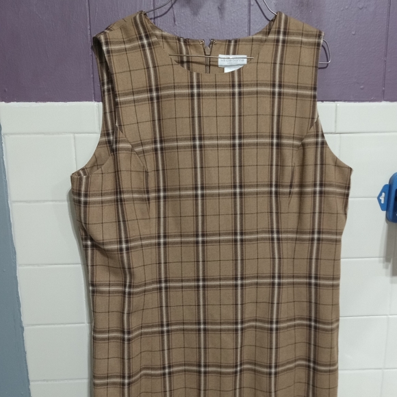 Liz Claiborne Dresses & Skirts - Liz clabione size 10 brown and black no sleeves ladies dress zip up in back